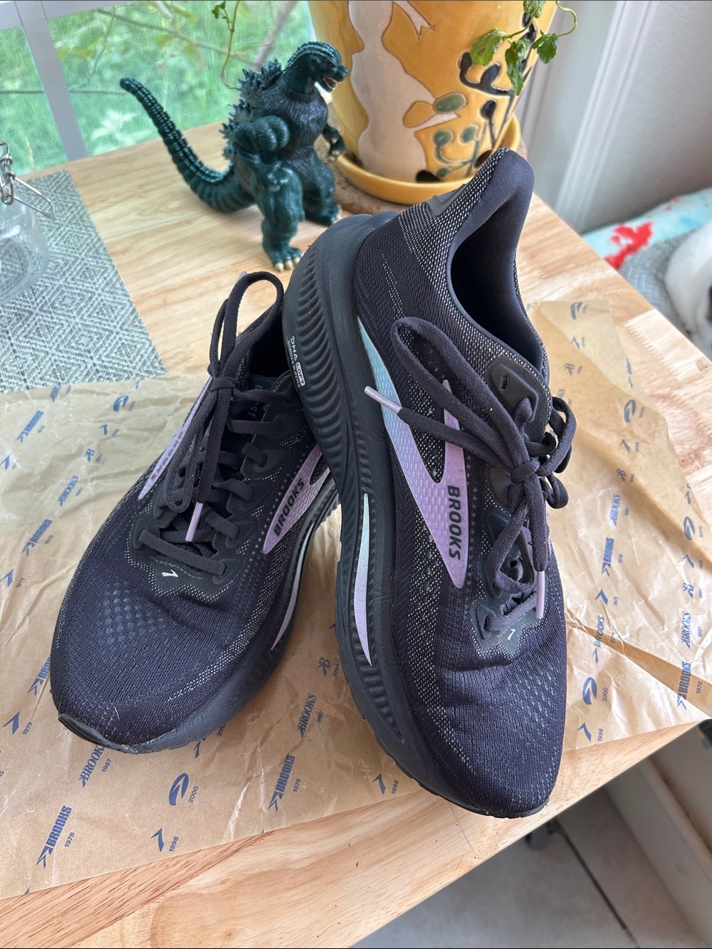 Brooks Women's Black Running Shoes with Light Purple Accents Sz 9 W